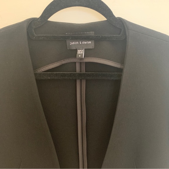 Judith & Charles sleek cropped black blazer, size 6 - Picture 4 of 5